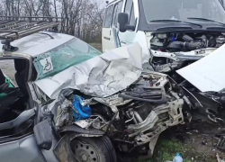 Пенсионер на «Гранте» протаранил встречную маршрутку под Ростовом 