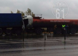 Грузовик "впечатался" во впереди ехавшую фуру в Ростовской области