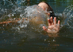 Достававший из воды поплавок 17-летний мальчик утонул во время рыбалки в Ростовской области