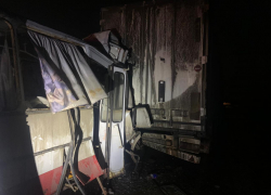 На трассе в Ростовской области пассажирский автобус въехал в фуру