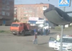 Отброшенный колесоотбойником на бензовоз водитель иномарки погиб на трассе в Ростовской области