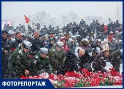 В Ростове прошла церемония возложения цветов к стеле на Театральной площади под сильным снегопадом