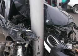 Мчавшийся на бешеной скорости BMW расшибся о внедорожник и улетел в столб в центре Ростова