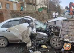 Водитель пострадал в массовом ДТП на улице Красных Зорь в Ростове в Рождество 