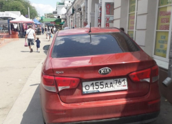 «Машины стоят на тротуаре, а гаишники бездействуют»: горожанин пожаловался на незаконную парковку в центре Ростова  