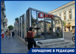 В Ростове стеклянная остановка с телевизором стала салоном-магазином