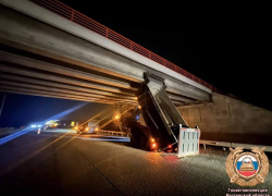 На М-4 Дон самосвал с поднятым кузовом врезался в конструкцию моста 