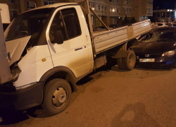 В Ростовской области иномарка въехала под грузовик