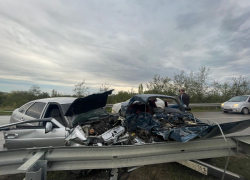 Два человека погибли при лобовом столкновении легковушек в Ростовской области