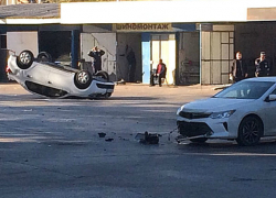 В страшной аварии с перевернутой на крышу иномаркой пострадала женщина