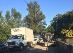 «Ленивый» ремонт и сломанный светофор превратили Зоологическую в сплошную пробку 