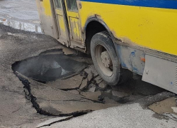 Пассажирский автобус провалился в "кипящее подземелье" в Ростовской области