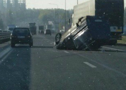 Перевернувшемуся на крышу автомобилю вырвало колеса на трассе под Ростовом на видео