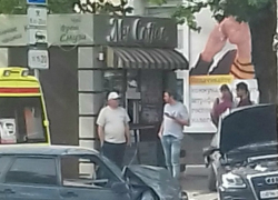 Представитель русского автопрома протаранил Audi в центре Ростова