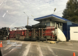 Грузовик с цистерной перевернулся около поста ДПС в Ростовской области