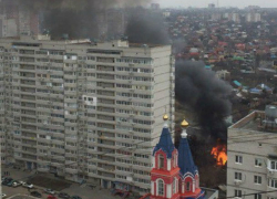 Мощный пожар полыхнул в частном секторе на Западном в Ростове