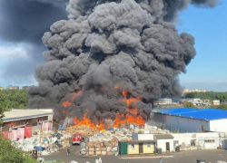 Под Ростовом крупный пожар на складе макулатуры тушат при помощи вертолета