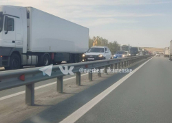 На трассе М-4 «Дон» десятикилометровая пробка в районе Калиновой балки