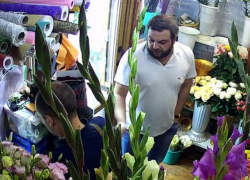 Ловкий манипулятор под объективами видеокамер нагло обманул продавца цветочного магазина в Ростове
