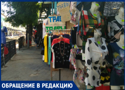 «Станиславского — это улица, а не рынок»: ростовчанке надоели гирлянды из трусов посреди тротуара