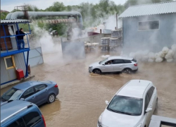 В Ростове несколько автомобилей залило кипятком в промзоне