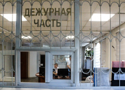 Задержанный в Ростове мужчина порезал себе шею осколком плитки в отделе полиции