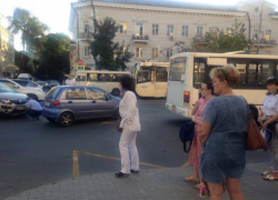 Водитель внедорожника протаранил автобус с пассажирами в центре Ростова