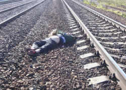 Выскочивший наперерез грузовому поезду молодой мужчина погиб на железной дороге под Ростовом