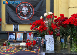 На 40-й день после гибели Пригожина мемориал на фасаде ростовского цирка утопает в цветах