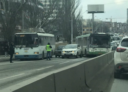 Пробку в центре Ростова спровоцировало столкновение автобуса и легковушки