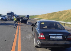 В Ростовской области «семерка» влетела под встречный КАМАЗ