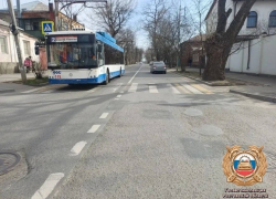 Под колёса троллейбуса угодила 17-летняя девушка на Комсомольской в Ростове