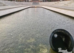 У стелы на Театральной площади в Ростове ветром сорвало один из колоколов