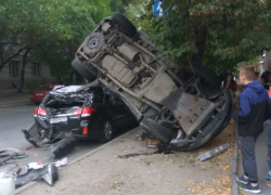 В жуткой аварии автомобиль летел и корежил припаркованные машины в центре Ростова