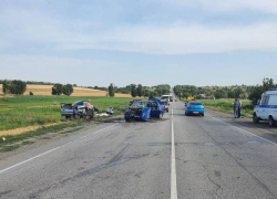 Два человека погибли при лобовом столкновении иномарок в Ростовской области 