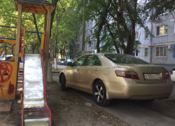Хамская парковка водителя дорогой иномарки во дворе Ростова возмутила горожан