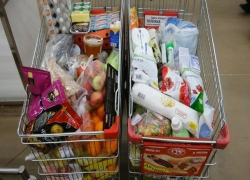 В Ростовской области пронырливые супруги пытались украсть две тележки продуктов