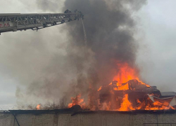 Ростов заволокло дымом из-за крупного пожара на Западном