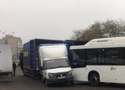 Пассажирский автобус с отказавшими тормозами протаранил «Газель» на дороге Ростова