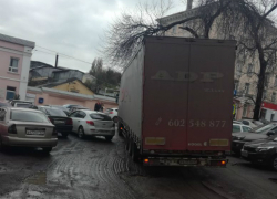 Беспредельно наглый водитель фуры поставил в неудобную позу ростовских автовладельцев 