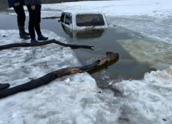 Два автомобиля в Ростовской области ушли под лед 