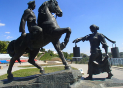 Памятник «Григорию и Аксинье» в станице Вешенской десятки лет радует жителей Ростовской области