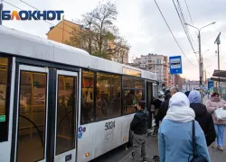 В Ростове женщина упала в автобусе и получила травмы 