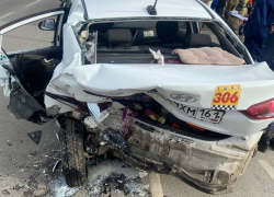 В Ростове 10-летний мальчик попал в больницу после аварии с такси и легковушками