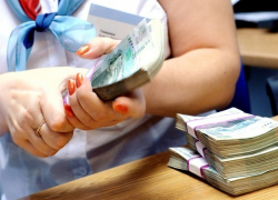 37-летняя работница крупного банка в Ростовской области почти 3 года "обчищала" личные счета своих клиентов 