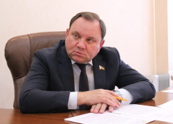 Больше известен скандалами, чем новостями с сайта госдумы депутат Виктор Дерябкин