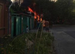 Прохожие на руках оттащили чужой автомобиль от горящего дома в частном секторе Ростова