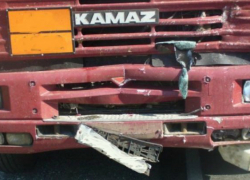 «Наскок» фургона на припаркованный «КАМАЗ» оказался смертельным для молодого мужчины в Ростовской области