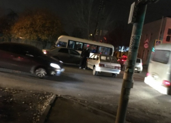 Пассажиры ростовской маршрутки оказались "заложниками" в нелепом ДТП