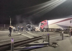 Два человека погибли в страшном ДТП с двумя грузовиками в Ростовской области